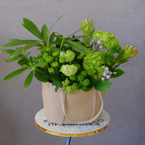 Гортензия, зелень, бруния и хризантемы в букете "Изумрудная жила"