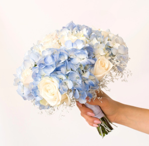 Букет невесты с голубой гортензией и розами "Сказочная Свадьба"