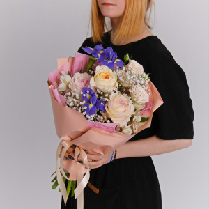 Ирисы и ароматные пионовидные розы в нежном букете