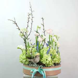 Гортензия, ранункулюсы и мускари в композиции "Цветущий сад"