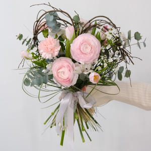 Ранункулюсы и тюльпаны в букете «Валентинка»