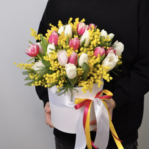 Мимоза и тюльпаны в коробке