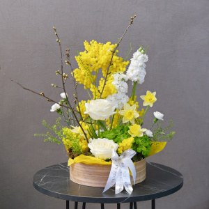 Нарциссы и мимоза в весенней композиции в кашпо "Золото весны"