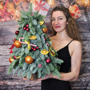 Яркая елка ручной работы из нобилиса с декором