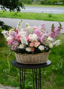 Пионы, антирринум и розы в большой корзине