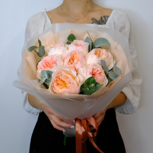 Пионовидные розы Джульетта с эвкалиптом, 7 штучек