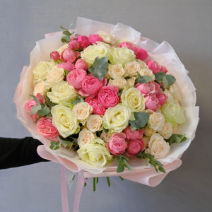 Кустовые и одноголовые розы в нежном букете "Rose Mix"