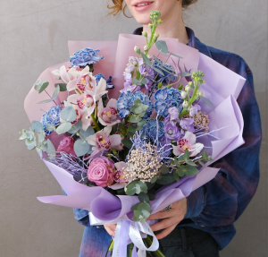 Сиреневый букет с мини орхидеями и сортовыми гвоздиками