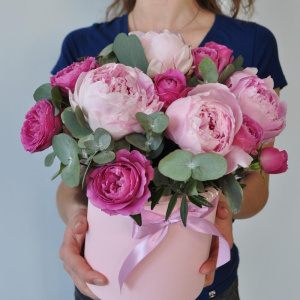 Пионы и розы Джульетта в коробке