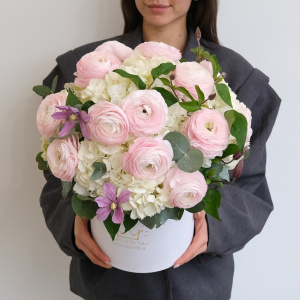 Белая гортензия и ранункулюсы в большой коробке