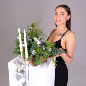 Новогодняя композиция из нобилиса с парящими свечами "Зимняя пташка"