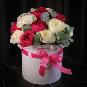 Дорогие пионовидные розы в коробке "Яркий микс"