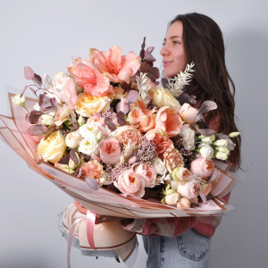 Амариллисы и пионовидные розы в букете «50 оттенков нежности»