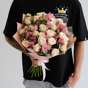 Кустовые розы и альстромерия в милом букете "Сливочный Рассвет"