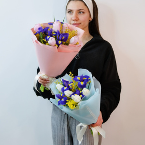 Букет с тюльпанами, ирисами и мимозой. Корпоративные подарки на 8 марта. Цена от 10 шт.