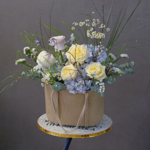 Букет в сумке: голубая гортензия и пионовидные розы "Пикник у синего ручья"