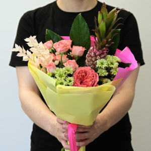 Яркий букет с ананасом и розами "Тропический коктейль"