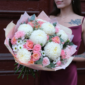 Хризантемы Фред и персиковые розы в букете "Контрабанда любви"