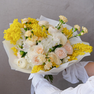 Нежные ранункулюсы и ароматная мимоза в нежном букете "Весенний нектар"