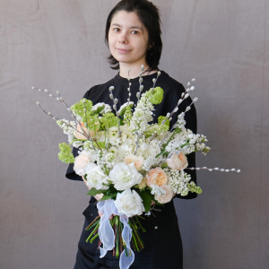 Букет на Пасху: Верба, ранункулюсы и белая сирень