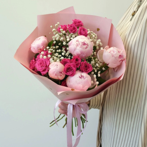 Пионы и кустовые розы в нежном букете