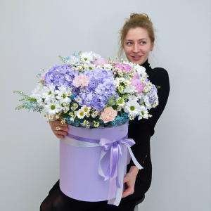 Гортензия, ромашки и пионы в коробке "Русская роскошь"