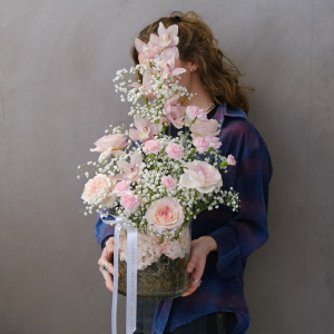 Розовая орхидея Цимбидиум и гипсофила в стеклянной вазе