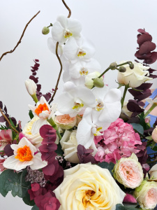 Букет в шляпной коробке с белой орхидеей - фаленопсис "Нежнее нежного"