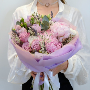 Ароматные пионы и пионовидные розы в букете 