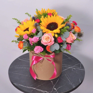 Подсолнухи в ярком букете в коробке