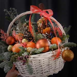 Подарочная корзина с шампанским, декором и ароматной пихтой нобилис