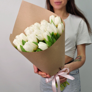 25 белых тюльпанов