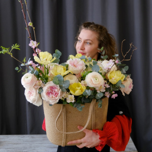 Весенний букет в сумке: пионовидные розы, ветки сакуры и ранункулюсы «Букет для королевы»