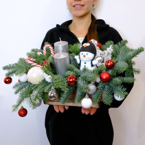 Новогодняя композиция из нобилиса со свечами и сувениром "Очаровательный снеговик"