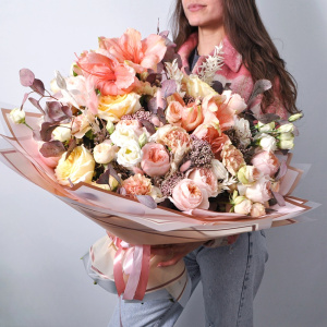 Амариллисы и пионовидные розы в букете «50 оттенков нежности»