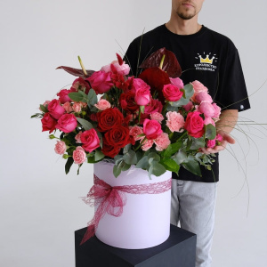 Антуриумы и розы в большом букете в коробке "Amour de Luxe"