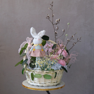 Букет на Пасху в корзине с Зайкой: верба, ранункулюсы, гортензии и ветки вишни
