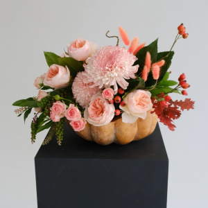 Тыква с пионовидными розами и хризантемами