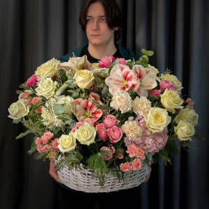 Розовые амариллисы и пионовидные розы в большой корзине