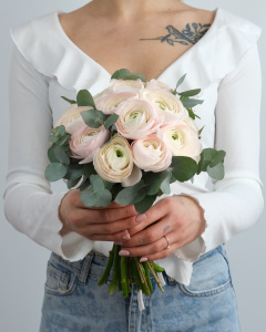 Букет невесты с ранункулюсами и эвкалиптом