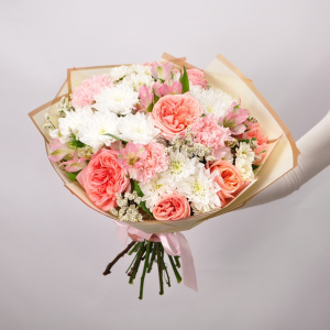 Хризантема, альстромерия и розы в нежном букете "Персиковый поцелуй"