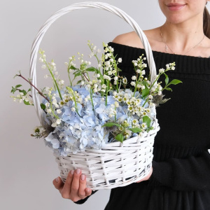 Ландыши и голубая гортензия в корзинке