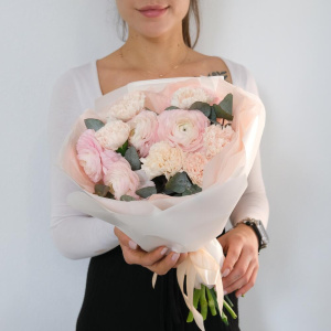 Ранункулюсы (Лютики) и диантусы в нежном букете «Моей красавице»