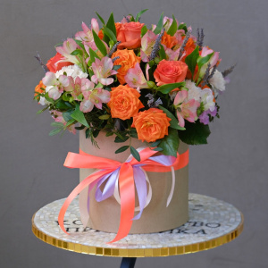 Яркие оранжевые розы и лаванда в коробочке "Пламенный закат"