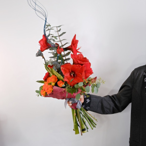 Вертикальный букет с амариллисами и розами. Мужской бизнес букет