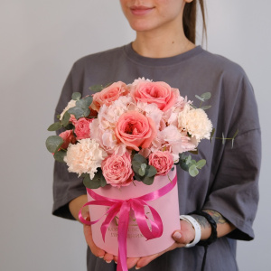 Гортензия и пионовидные розы в коробке "Милашка"