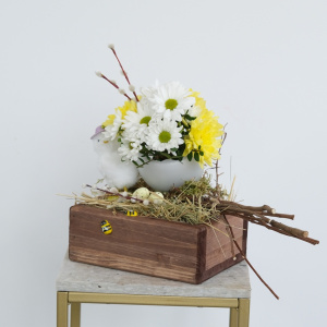 Композиция на пасху: яйцо с хризантемами и сувениром "Цыплёнок"