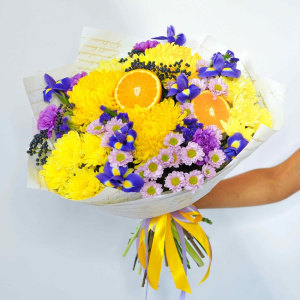 Хризантемы и ирисы в солнечном букете "Сочный апельсин"