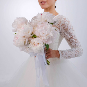 Белые пионы и розы в нежном букете "Аврора"