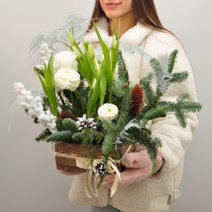 Нобилис, тюльпаны и лютики в композиции «12 месяцев»